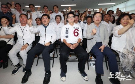 부산 북갑 국회의원 보궐선거 무소속 한동훈 후보가 3일 부산 북구 선거사무소에서 방송사 출구조사 결과를 지켜보고 있다.