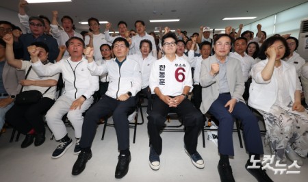 부산 북갑 국회의원 보궐선거 무소속 한동훈 후보가 3일 부산 북구 선거사무소에서 방송사 출구조사 결과를 지켜보고 있다.