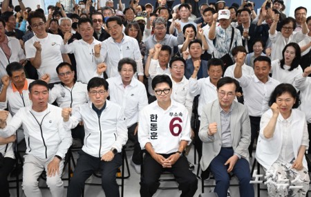 부산 북갑 국회의원 보궐선거 무소속 한동훈 후보가 3일 부산 북구 선거사무소에서 방송사 출구조사 결과를 지켜보고 있다.