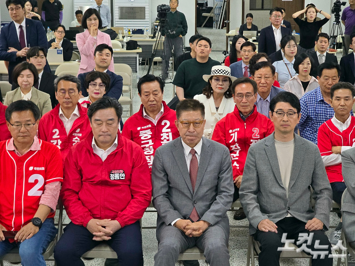 국민의힘 박형준 부산시장 후보와 당원, 지지자 등이 6·3 전국동시지방선거 출구조사 결과 '경합 열세' 예측이 나오자 굳은 표정으로 화면을 보고 있다. 송호재 기자