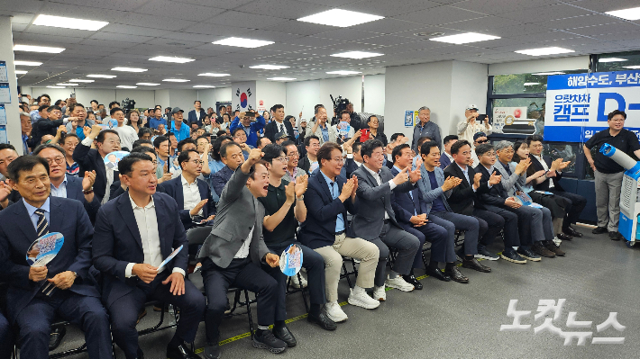 6·3 지방선거 선거일인 3일 부산 부산진구 더불어민주당 전재수 부산시장 후보 캠프에 모인 당직자와 지지자들이 출구조사 발표 직후 환호하고 있다. 박진홍 기자