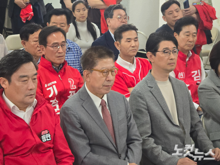국민의힘 박형준 부산시장 후보와 당원, 지지자 등이 6·3 전국동시지방선거 출구조사 결과 '경합 열세' 예측이 나오자 굳은 표정으로 화면을 보고 있다. 송호재 기자
