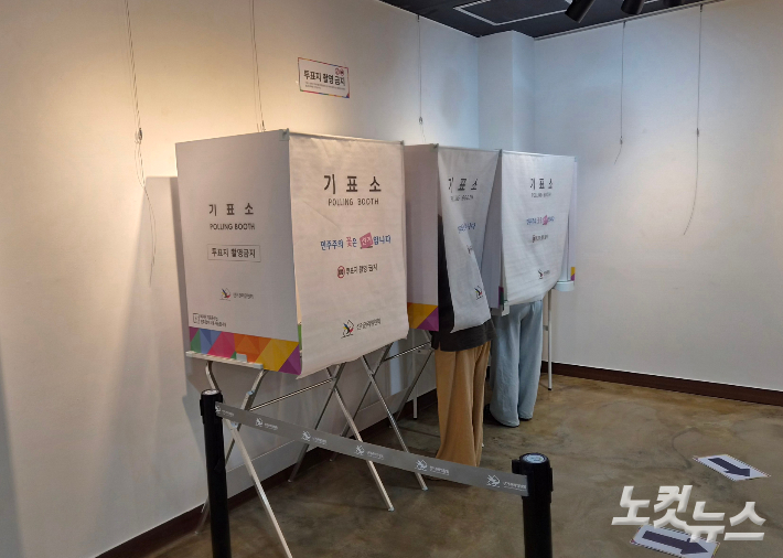 제9회 전국동시지방선거 투표일인 3일 부산 수영구 생활문화센터 2층에 마련된 광안2동 제2투표소에서 유권자들이 투표하고 있다. 김혜민 기자