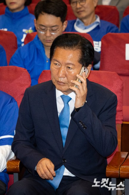 통화하는 정청래 민주당 대표