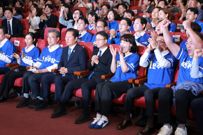 출구조사 결과에 환호하는 민주당. 연합뉴스