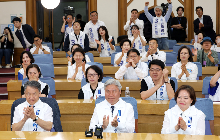 출구조사 결과발표 방송 지켜보는 조국혁신당. 연합뉴스