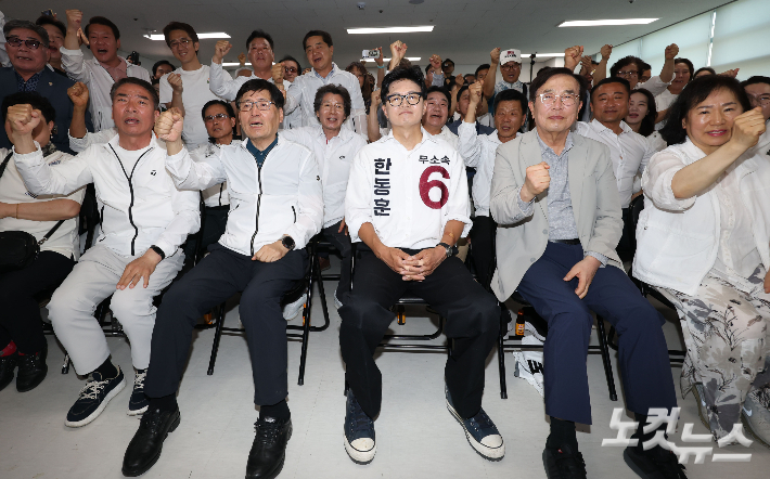 부산 북갑 국회의원 보궐선거 무소속 한동훈 후보가 3일 부산 북구 선거사무소에서 방송사 출구조사 결과를 지켜보고 있다. 류영주 기자