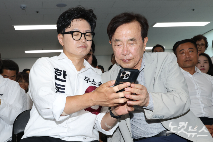 부산 북갑 국회의원 보궐선거 무소속 한동훈 후보와 서병수 명예선대위원장이 3일 부산 북구 선거사무소에서 방송사 출구조사 결과를 지켜보고 있다. 류영주 기자