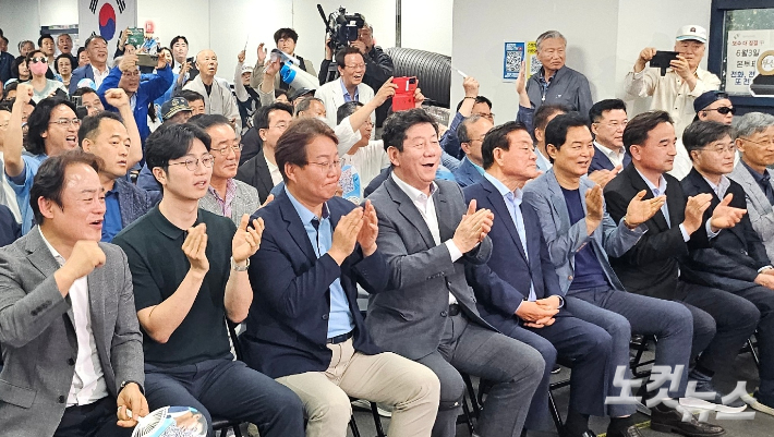 6·3 지방선거 선거일인 3일 부산 부산진구 더불어민주당 전재수 부산시장 후보 캠프에 모인 당직자와 지지자들이 출구조사 발표 직후 환호하고 있다. 박진홍 기자