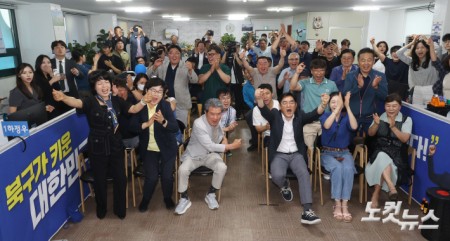3일 부산 북갑 국회의원 보궐선거 더불어민주당 하정우 후보 선거사무소에서 출구조사 결과를 지켜보고 있다.