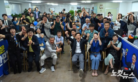 3일 부산 북갑 국회의원 보궐선거 더불어민주당 하정우 후보 선거사무소에서 출구조사 결과를 지켜보고 있다.