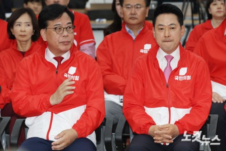 장동혁 국민의힘 상임선거대책위원장과 송언석 공동선대위원장이 3일 여의도 국민의힘 당사에 마련된 개표상황실에서 굳은 표정을 짓고 있다. 2026.06.03