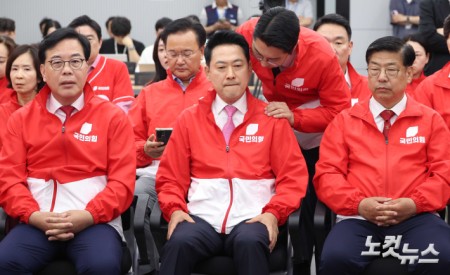 장동혁 국민의힘 대표가  3일 오후 서울 여의도 중앙당사에서 6·3 지방선거와 재보궐선거 출구조사 결과 방송을 보며 박준태 비서실장의 보고를 받고 있다.2026.06.03.