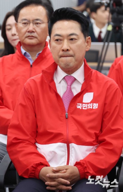 장동혁 국민의힘 대표와 선거대책위원회 관계자들이 3일 오후 서울 여의도 중앙당사에서 6·3 지방선거와 재보궐선거 출구조사 결과 방송을 보고 있다.2026.06.03.