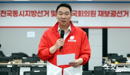 정희용 국민의힘 선거대책본부장이 3일 서울 여의도 국민의힘 중앙당사에서 긴급기자회견을 열고 일부지역의 '송파구의 투표용지 부족' 관련 입장 발표를 하고 있다. 2026.06.03.