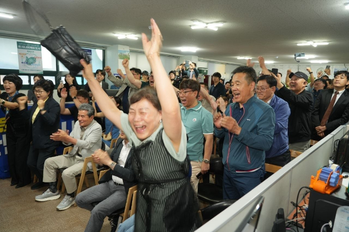 3일 방송3사 출구조사시 부산 북구갑 하정우 캠프 사무실. 캠프 제공
