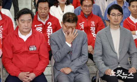 박형준 국민의힘 부산시장 후보가 3일 부산 수영구 국민의힘 부산시당에서 출구조사 결과를 확인하고 있다.