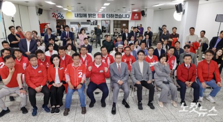 박형준 국민의힘 부산시장 후보가 3일 부산 수영구 국민의힘 부산시당에서 출구조사 결과를 확인하고 있다.
