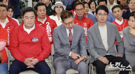 박형준 국민의힘 부산시장 후보가 3일 부산 수영구 국민의힘 부산시당에서 출구조사 결과를 확인하고 있다.