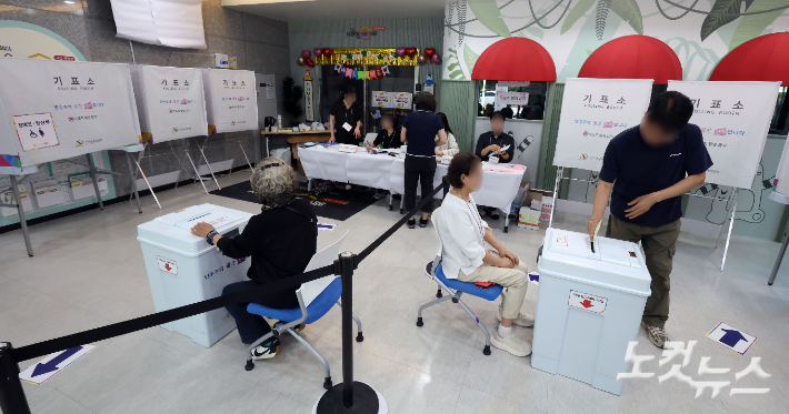 6·3지방선거 본투표일인 3일 서울 강서구 서울형키즈카페 시립화곡점에 마련된 우장산동 제3투표소에서 시민들이 투표를 하고 있다. 황진환 기자