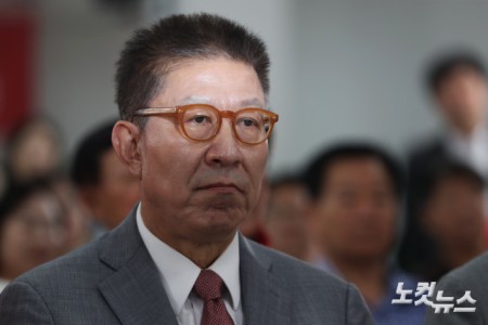 박형준 국민의힘 부산시장 후보가 3일 부산 수영구 국민의힘 부산시당에서 출구조사 결과를 확인하고 있다.