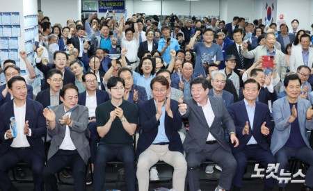 3일 부산 부산진구 더불어민주당 전재수 부산시장 후보 캠프에서 변성완 시당위원장 등이 출구조사 결과를 지켜보고 있다.