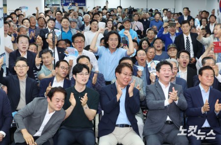 3일 부산 부산진구 더불어민주당 전재수 부산시장 후보 캠프에서 변성완 시당위원장 등이 출구조사 결과를 지켜보고 있다.