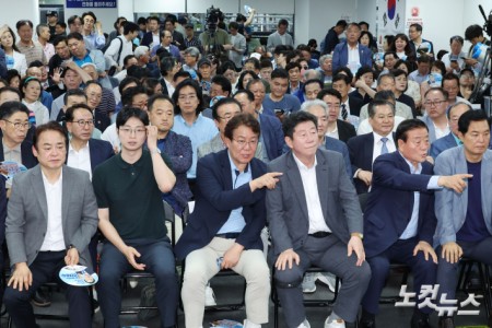 3일 부산 부산진구 더불어민주당 전재수 부산시장 후보 캠프에서 변성완 시당위원장 등이 출구조사 결과를 지켜보고 있다.
