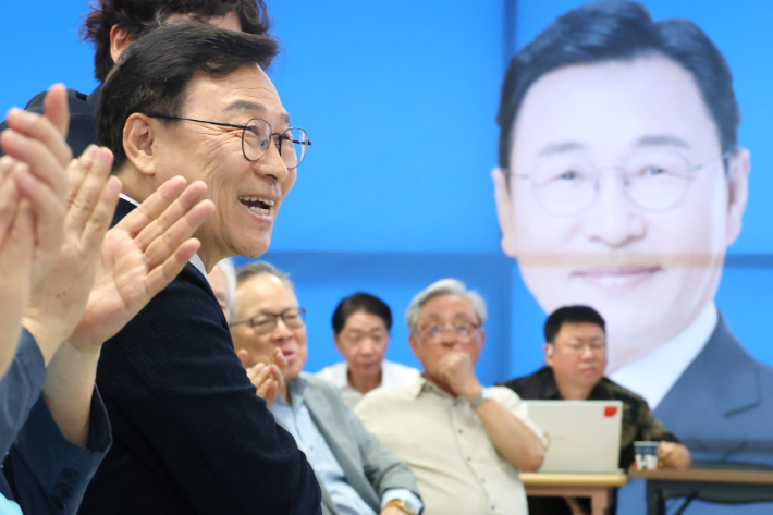 지지자들과 기뻐하는 서울교육감 정근식 후보. 연합뉴스