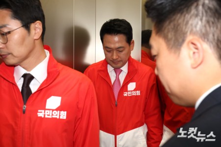 국민의힘 장동혁 상임선거대책위원장이 3일 서울 여의도 중앙당사 개표 상황실에서 제9회 전국동시지방선거 및 6.3 국회의원 재보궐선거 방송사 출구조사 결과를 지켜본 뒤 집무실로 가기위해 엘리베이터를 타고 있다.