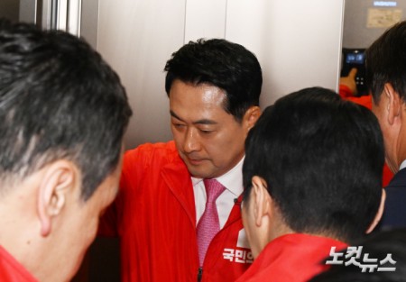 장동혁 국민의힘 상임선거대책위원장이 3일 여의도 국민의힘 당사에 마련된 개표상황실에서  떠나고 있다.