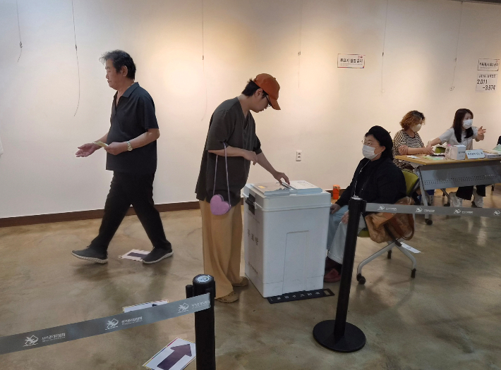 제9회 전국동시지방선거 투표일인 3일 부산 수영구 생활문화센터 2층에 마련된 광안2동 제2투표소에서 유권자들이 투표하고 있다. 김혜민 기자