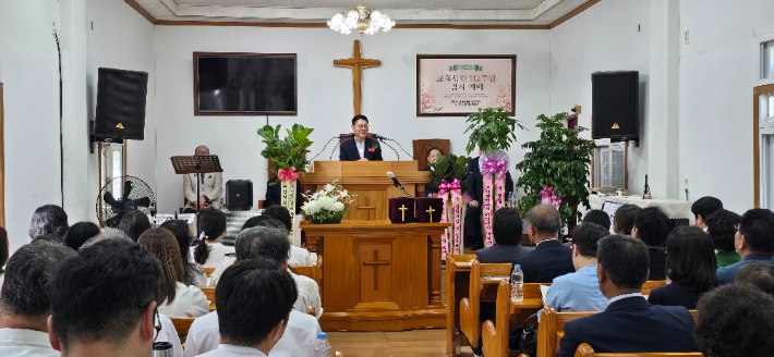 신광기일교회(박성진 목사) 창립112주년 감사예배 설교중인 박석진 목사(포항장성교회). 교회제공