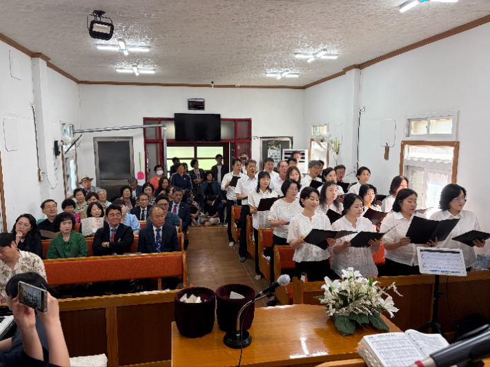 창립112주년 감사예배중 축가중인 위드힘 콰이어(우측). 교회제공
