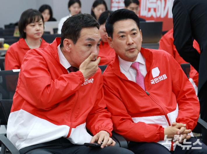 장동혁 국민의힘 상임선거대책위원장이 3일 서울 여의도 국민의힘 당사에 마련된 개표상황실에서 김민수 최고위원과 대화하고 있다. 윤창원 기자