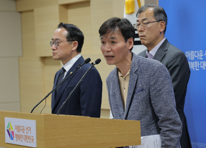 이상능 중앙선거관리위원회 선거1국장이 6·3 지방선거 본투표일인 3일 경기 과천 중앙선관위에서 투표용지 부족 사태 관련 대국민 사과 및 현장 브리핑을 하고 있다. 연합뉴스