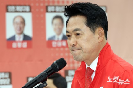 장동혁 국민의힘 상임선거대책위원장이 3일 서울 여의도 중앙당사 개표상황실에서 투표용지 부족 사태와 관련한 긴급 현안 브리핑을 하고 있다.