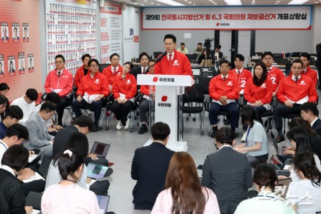 장동혁 국민의힘 상임선거대책위원장이 3일 서울 여의도 중앙당사 개표상황실에서 투표용지 부족 사태와 관련한 긴급 현안 브리핑을 하고 있다.