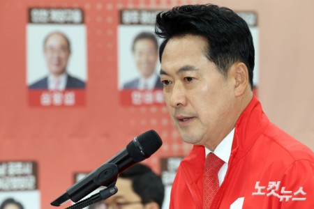 장동혁 국민의힘 상임선거대책위원장이 3일 서울 여의도 중앙당사 개표상황실에서 투표용지 부족 사태와 관련한 긴급 현안 브리핑을 하고 있다.