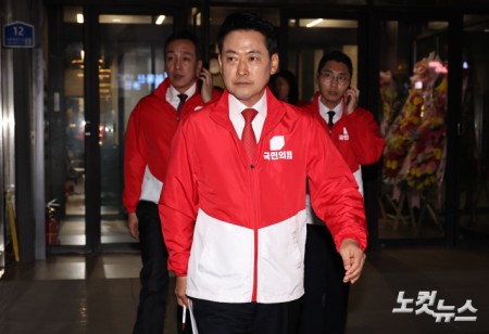 장동혁 국민의힘 대표가 3일 밤 기자회견을 마치고 중앙선관위원회로 향하고 있다.