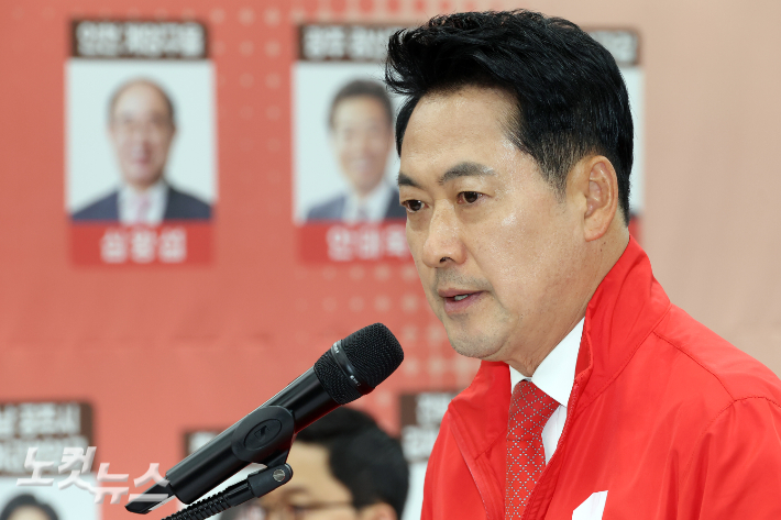 장동혁 국민의힘 상임선거대책위원장이 3일 서울 여의도 중앙당사 개표상황실에서 투표용지 부족 사태와 관련한 긴급 현안 브리핑을 하고 있다. 윤창원 기자