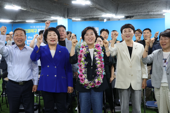 더불어민주당 신수정 북구청장 후보가 3일 오후 선거사무실에서 지지자들과 함께 기뻐하고 있다. 신 후보 캠프 제공