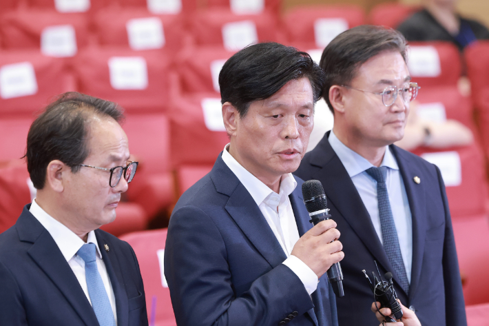 더불어민주당 조승래 총괄선거대책본부장이 3일 국회 의원회관에 마련한 제9회 전국동시지방선거·국회의원 재보궐선거 개표상황실에서 투표용지 부족 사태, 국민의힘의 서울 선거 개표 중단 요구 등 현안에 대해 입장을 밝히고 있다. 연합뉴스