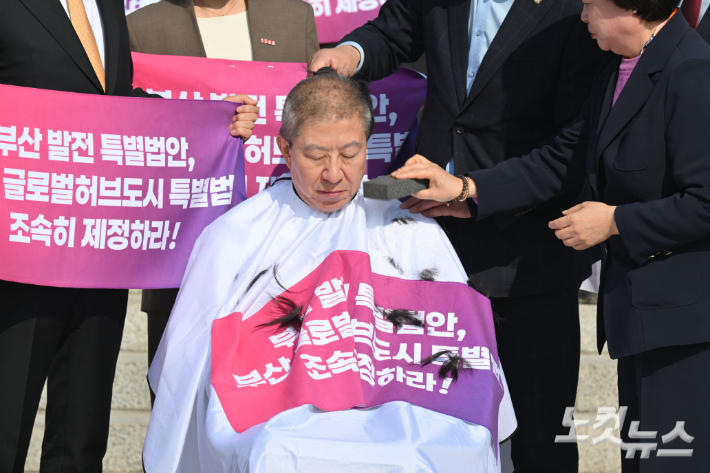 박형준 부산시장이 서울 여의도 국회 본관 앞에서 '부산 글로벌허브도시 조성에 관한 특별법안' 제정을 촉구하며 삭발하고 있다. 윤창원 기자