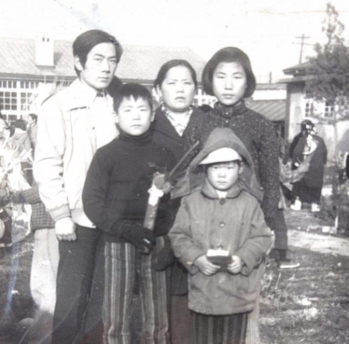 박찬대 인천시장 당선인이 가족들과 함께하고 있다. 박 당선인 측 제공