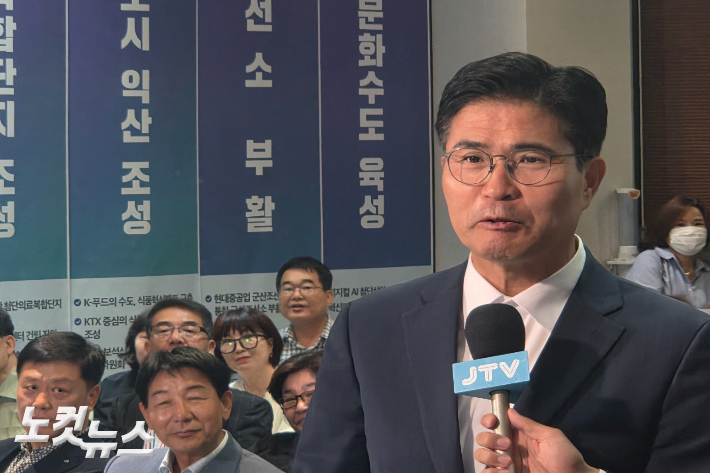 이원택 민주당 전북지사 후보가 개표 초반 김관영 무소속 후보를 앞서자, 한 방송사 인터뷰에서 소감을 밝히고 있다. 최명국 기자