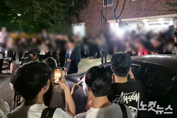 3일 밤 잠실7동 2투표소에 투표 무효처리를 요구중인 시위대와 주민들, 취재진이 뒤섞여있다. 송선교 기자