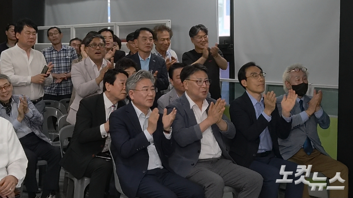 3일 전주 평화동 선거 사무실에서 출구조사 결과를 지켜보는 천호성 전북교육감 후보. 김대한 기자 