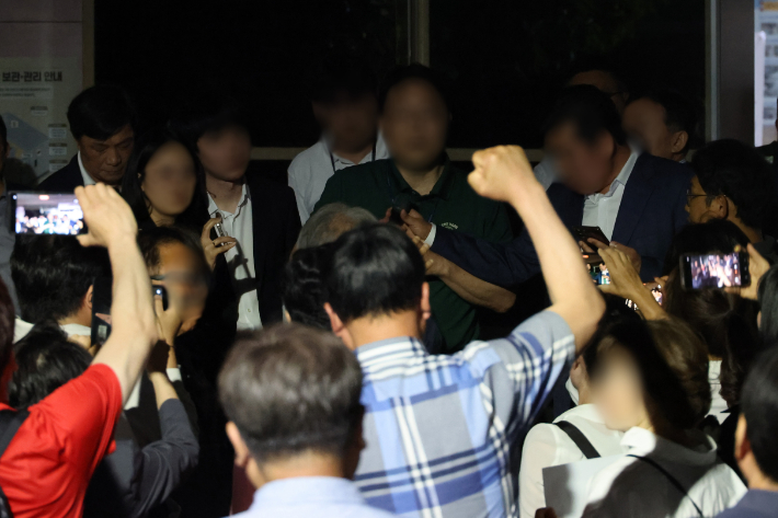 3일 서울 종로구 서울시선관위 앞에 모여든 시민들이 투표용지 부족 사태와 관련해 개표중지 및 선거무효 등을 주장하며 항의하고 있다. 연합뉴스