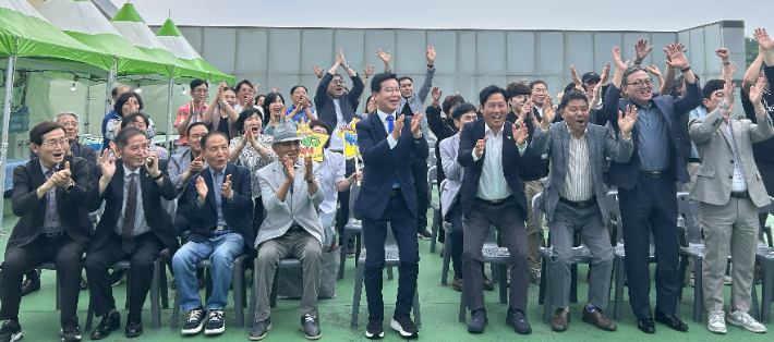 3일 저녁 더불어민주당 박병규 광주 광산구청장 후보가 당선이 확실시되면서 지지자들과 기뻐하고 있다. 박 후보측 제공